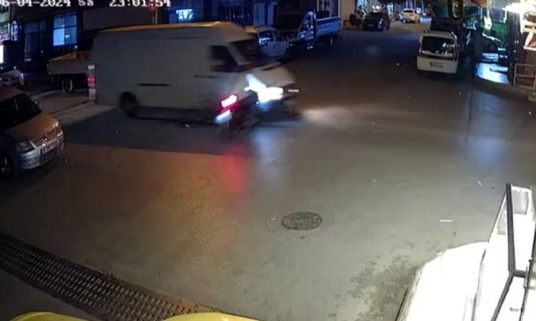 Motosikletin minibüsle çarpıştığı kaza kamerada!